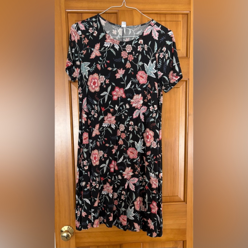Cute Old Navy Dress. Short sleeve, black with gorgeous flower print. Size Large.